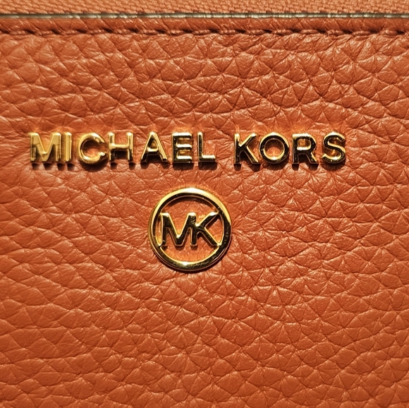 Michael Kors' large wristlet "rust like color" - Picture 6 of 8